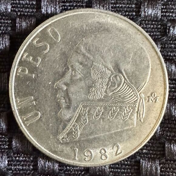 1982 Un 1 Peso Mexico Closed 8 Wide Date KM# 460 - Picture 8 of 9